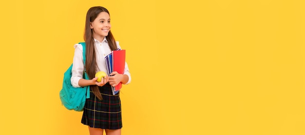 Colegiala con manzana y mochila regreso a la escuela chica adolescente lista para estudiar Retrato de colegiala estudiante estudio banner encabezado Escuela niño cara copyspace