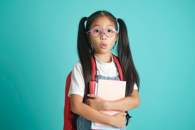 Colegiala de niño de primer plano con gafas ella agradable lindo atractivo alegre asombrado