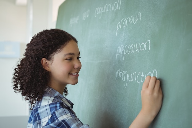 Colegiala pretendiendo ser maestra en el aula