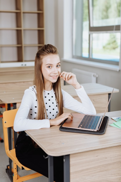 Colegiala, sentar escritorio, con, computadora