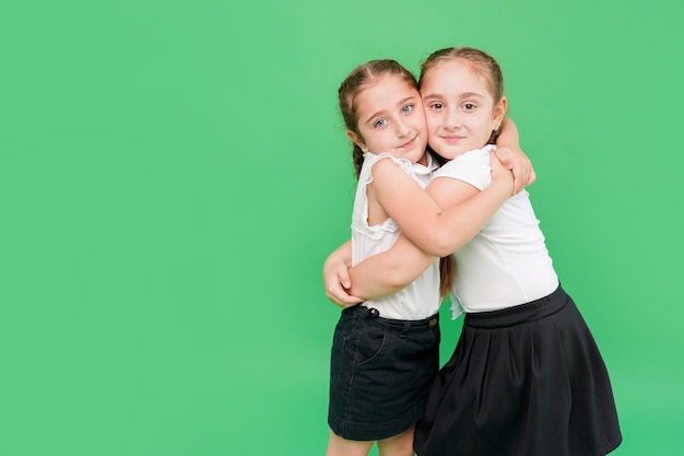 Las colegialas se abrazan en la escena verde