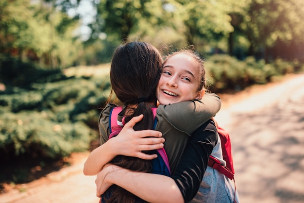 Foto colegialas abrazándose en un primer día de escuela