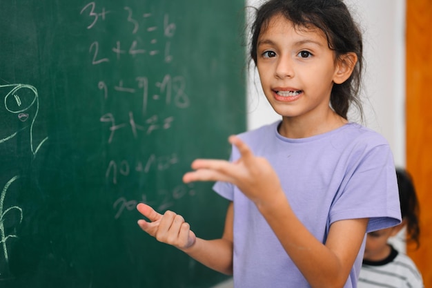 Colegialas estudiando y aprendiendo lecciones en el aula Regreso a la escuela Niños con educación