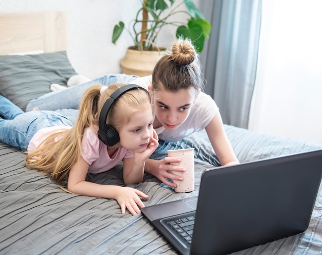 Colegialas estudiando en casa