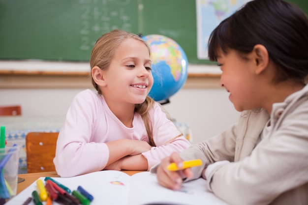 Colegialas felices dibujando