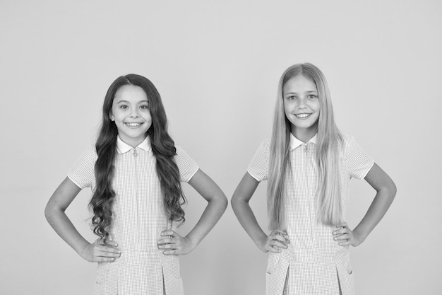 Colegialas perfectas Atuendo de estilo simple vintage de colegialas Colegialas alegres fondo amarillo Niñas Día de los niños felices Igualdad de protección de los derechos civiles y libertad contra la discriminación