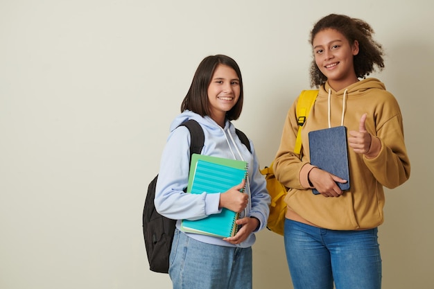 Colegialas positivas sonriendo a la cámara