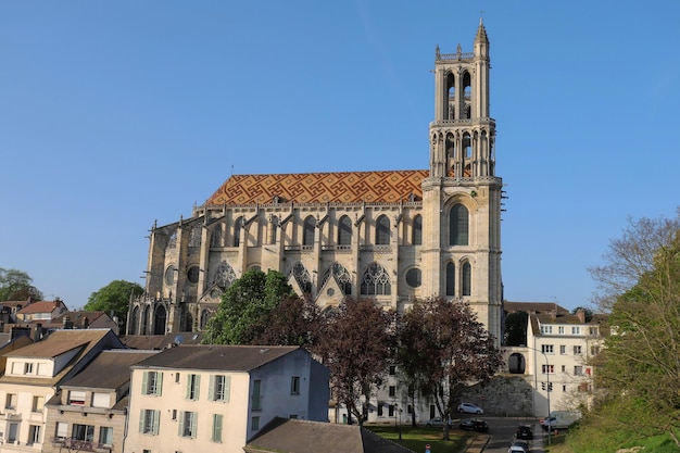 La Colegiata medieval de Nuestra Señora de Mantes en la pequeña ciudad de ManteslaJolie a unos 50 km al oeste de París Francia