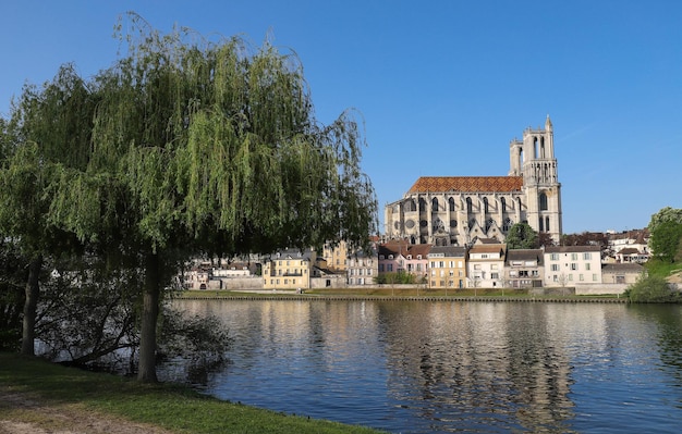 La Colegiata medieval de Nuestra Señora de Mantes en la pequeña ciudad de ManteslaJolie a unos 50 km al oeste de París Francia