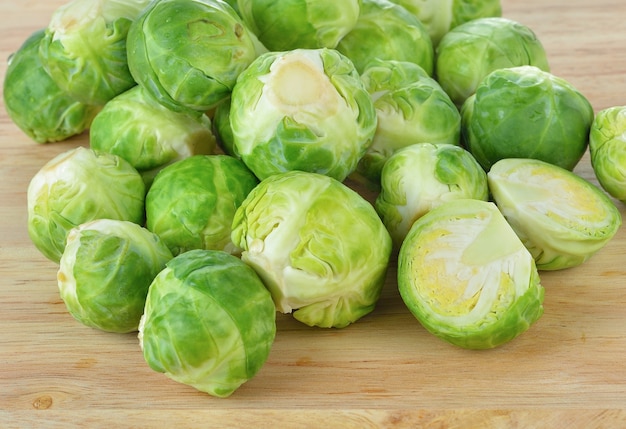 Coles de Bruselas aislado sobre fondo de madera