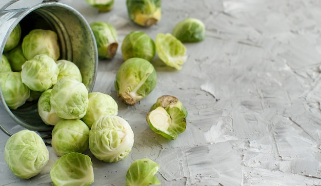 Coles de Bruselas en un balde sobre un fondo gris cerrar