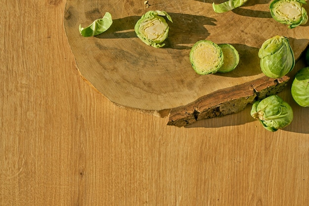 Coles de Bruselas frescas en un mostrador de cocina de madera.