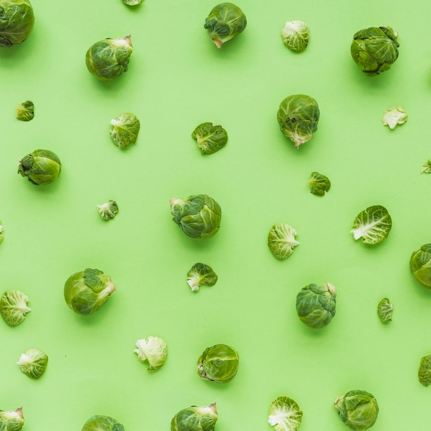 Coles de bruselas frescas sobre fondo verde