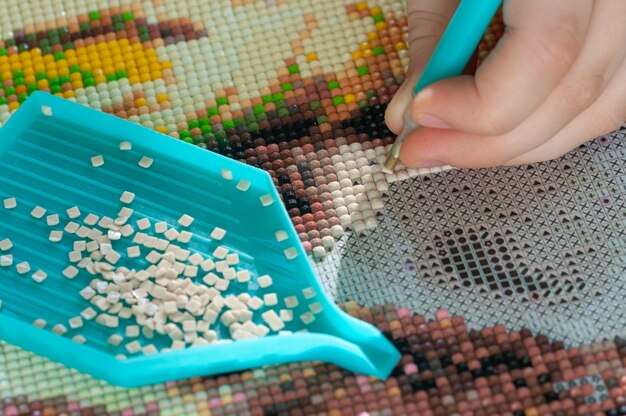 Coletando bordados de diamantes, mosaico de diamantes. cristais coloridos. needlework. criação.