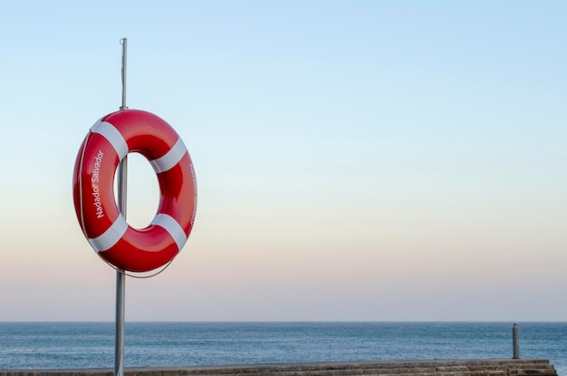 Colete salva-vidas na praia de Cascais em Portugal ao pôr do sol