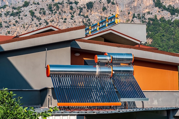 Coletores solares térmicos instalados no telhado de um edifício residencial