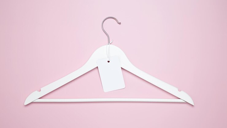 Foto colgadores planos creativos con etiqueta de papel blanco etiqueta de etiqueta de ropa plantilla de maqueta en blanco concepto de compra promocional de tienda de descuento de venta vista superior espacio de copia