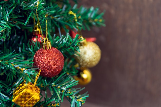 Colgando bolas rojas en ramas de pino guirnalda de árboles de Navidad y adornos. con espacio de copia