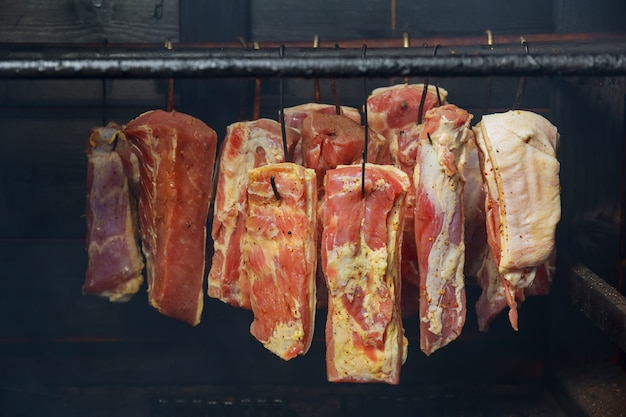 Colgando el jamon en el ahumadero