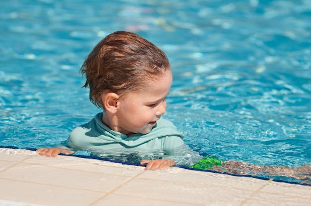 Colgando en el lado de la piscina