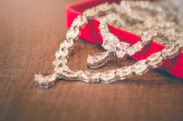 Colgante de plata y diamante en forma de corazón para mujer