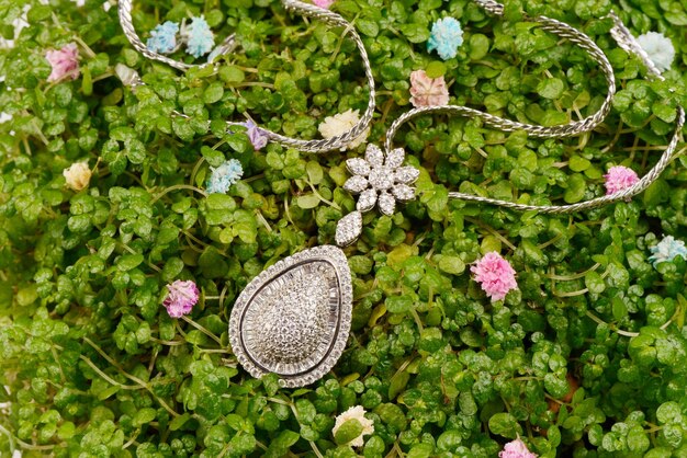 Colgante de platino para mujer con diamantes en un precioso collar dorado