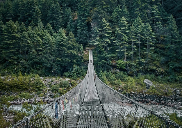 Colgante puente colgante en Nepal.