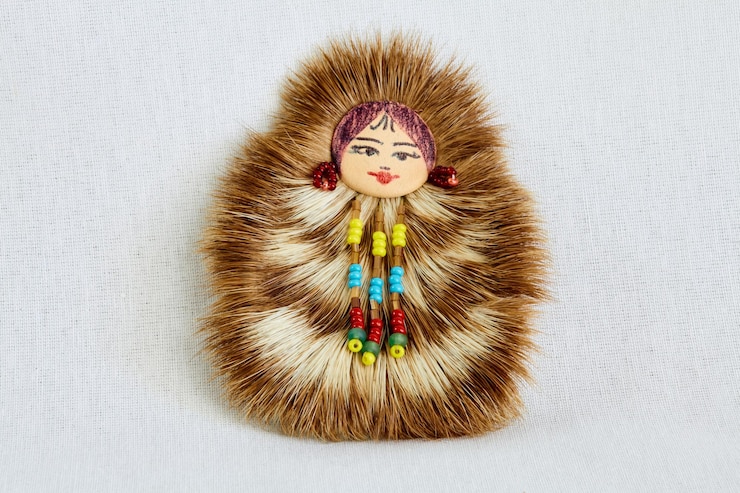 Foto colgante de yakut chica de yakutía hecha a mano de madera piel de ciervo