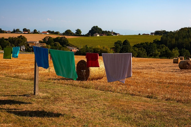 Colgar la ropa en el campo a lo largo de la Ruta Le Puy en la temporada de verano