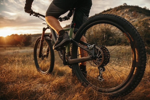 Colheita de ciclista andando de bicicleta offroad