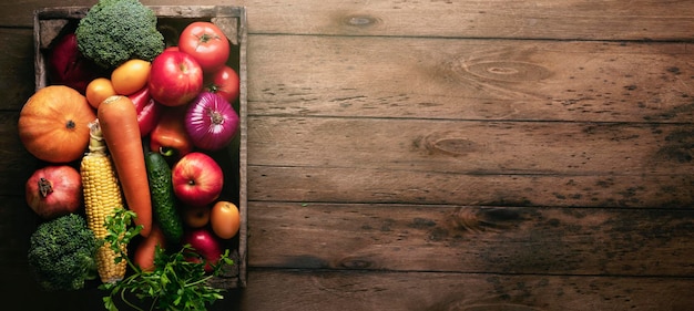 Foto colheita de frutas em uma caixa de madeira em uma mesa vazia vista estilo rústico