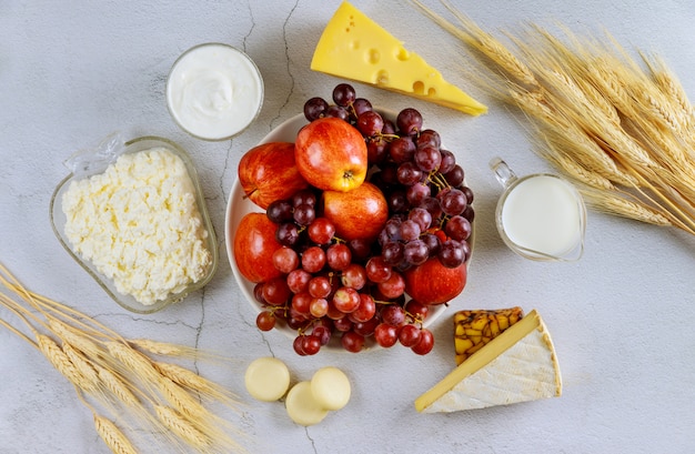 Colheita de frutas, leite, queijo e trigo