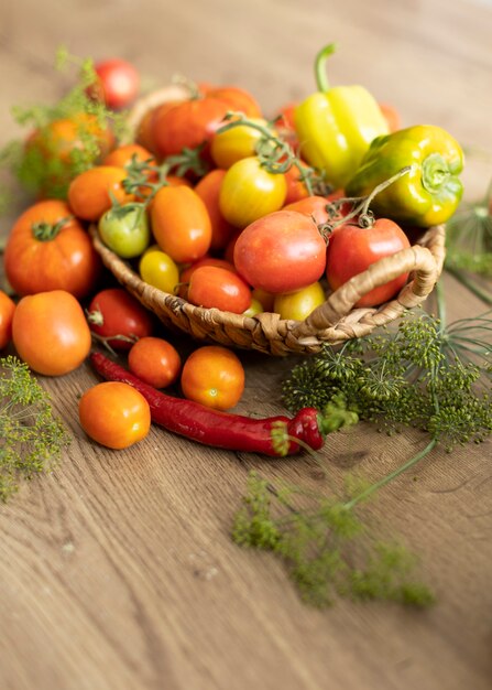 Colheita de legumes na mesa, tomate, pepino, pimentão.