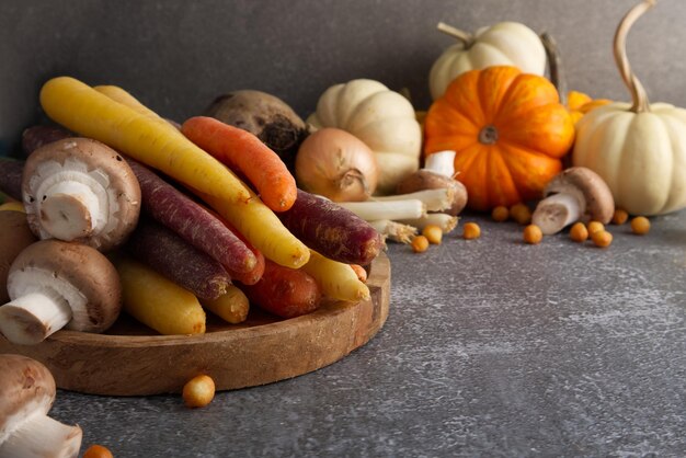 Colheita de legumes sazonais dispostos sobre a mesa em estilo rústico, estilo de vida saudável