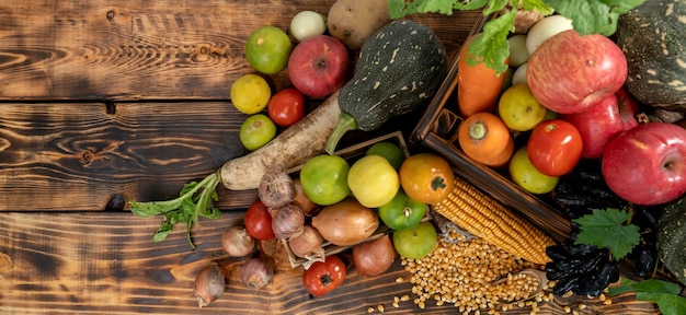 Colheita de outono e temporada de outono com frutas e vegetais orgânicos em fundo de madeira