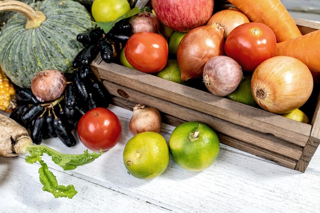 Colheita de outono e temporada de outono com frutas e vegetais orgânicos em fundo de madeira