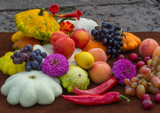 colheita de primavera de vegetais e frutas conceito de natureza morta do dia de ação de graças ou dia das bruxas