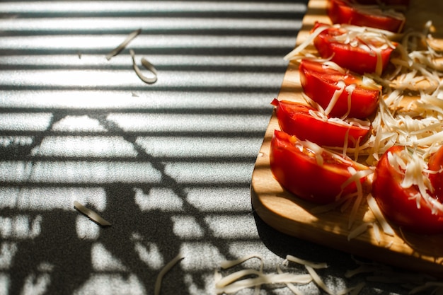 Colheita de tomates cortados e queijo ralado.