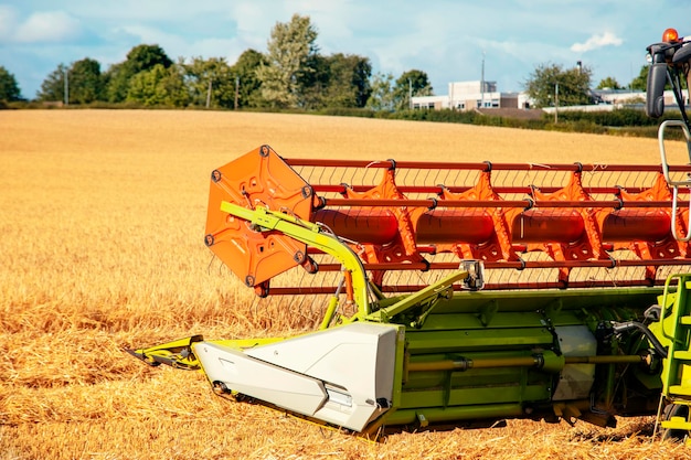 Colheita de trigo na temporada de verão por uma colheitadeira moderna Agricultores garantindo o abastecimento de alimentos