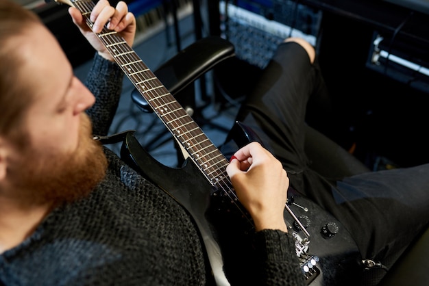 Colheita músico tocando violão no estúdio