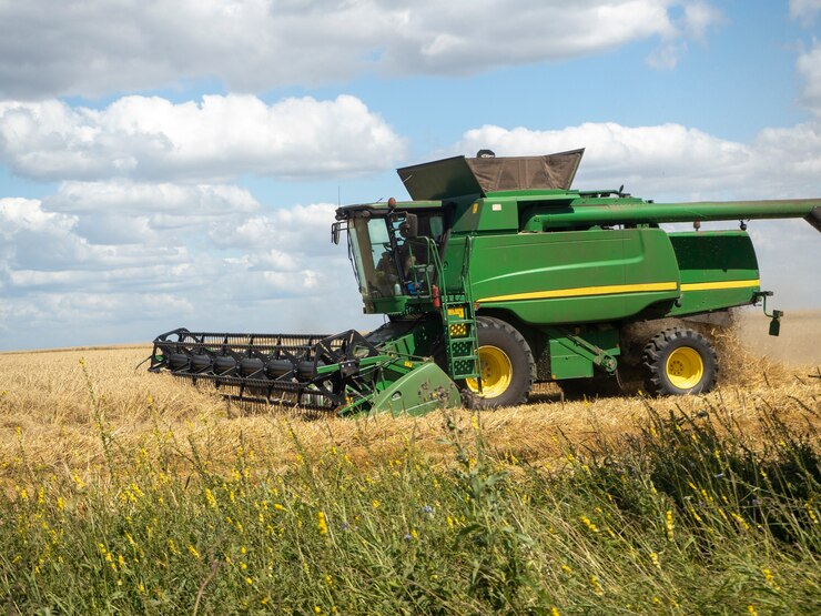 Colheitadeira Agrícola Verde. Maquinaria agrícola para colheita. Conceito de agricultura