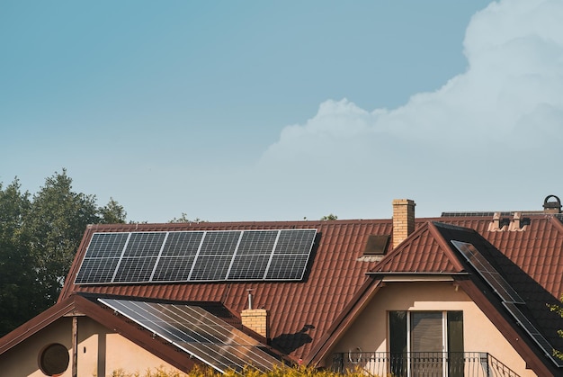 Colhendo o Sol Geração de energia sustentável com sistemas solares fotovoltaicos em uma casa de campo Energia produzida pelo sol Tecnologia de semicondutores Pegada sem carbono