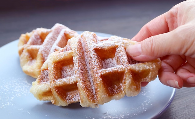 Colhendo um Croffle ou Croissant Waffle Polvilhado com Açúcar em Pó