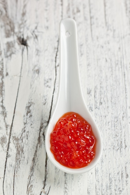 Foto colher de caviar vermelho