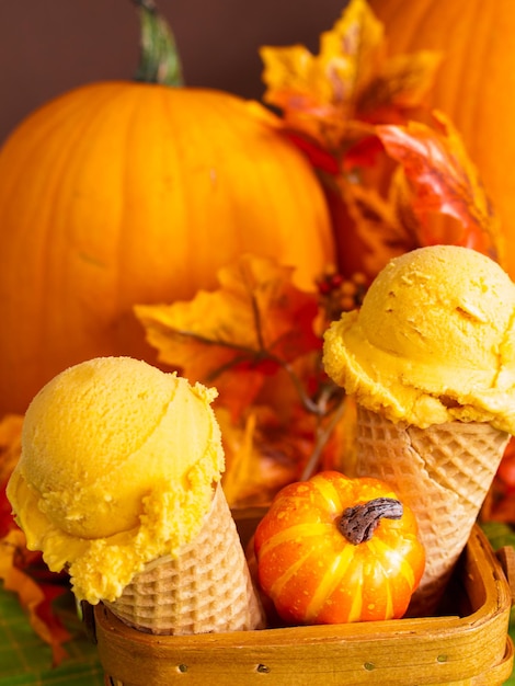 Colher de gelato de abóbora gourmet em cones de waffle.