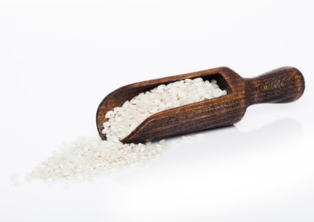 Colher de pau de arroz orgânico cru risoto de arborio