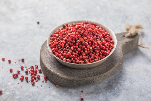 Colher de pimenta vermelha em fundo de concreto