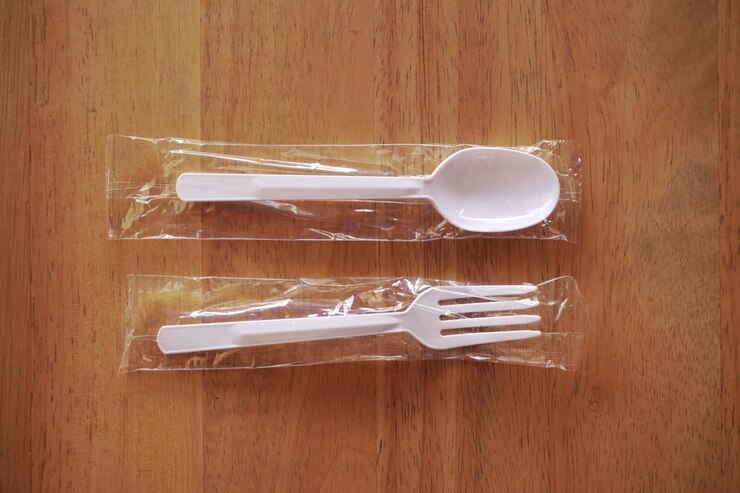 Colher de plástico e garfo na mesa