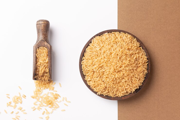 Foto colher e prato com arroz integral