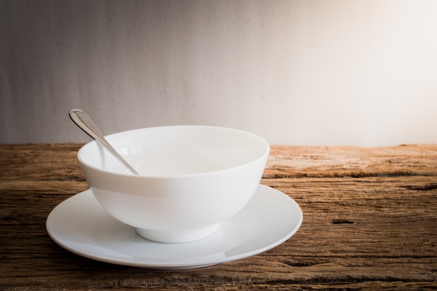 Foto colher prata, em, branca tigela prato branca, em, madeira, tabletop
